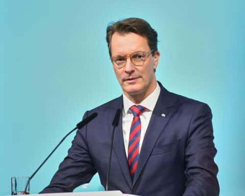 Hendrik Wüst fordert Staatsreform: Vertrauen und Handlungsfähigkeit Deutschlands stärken.