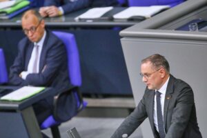 Friedrich Merz und Tino Chrupalla diskutieren politische Umfragen und junge Wählerinteressen in Deutschland.