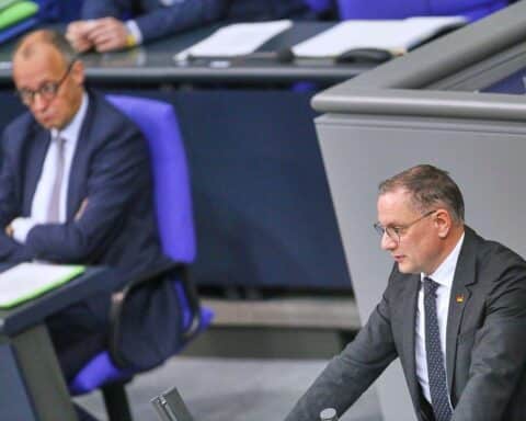 Friedrich Merz und Tino Chrupalla diskutieren politische Umfragen und junge Wählerinteressen in Deutschland.