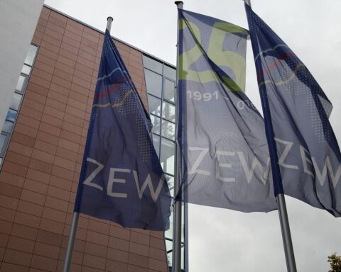 Grafik mit ZEW-Konjunkturerwartungen, Zahlen und Diagrammen zur wirtschaftlichen Lage Deutschlands.