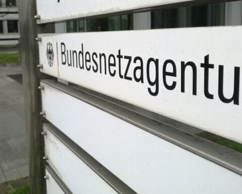 Grafik von Batteriespeichern, Windkraftanlagen und Solarenergie zur Darstellung der Energiespeicherentwicklung in Deutschland.
