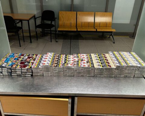 Zwei Brüder mit Schmuggelzigaretten am Flughafen Dortmund: Zoll stoppt illegalen Transport.