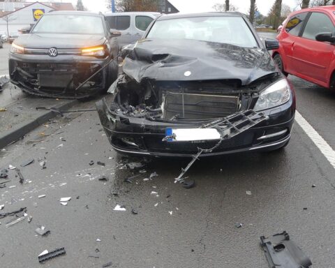 Zwei beschädigte Autos nach Unfall in Waldbröl-Hermesdorf, Polizei ermittelt die Ursachen.