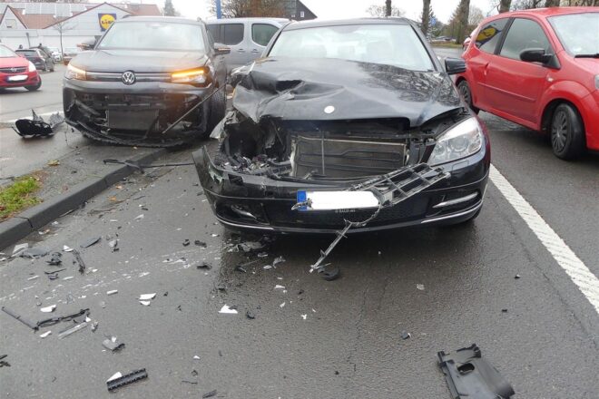 Zwei Autofahrer bei Unfall in Waldbröl verletzt