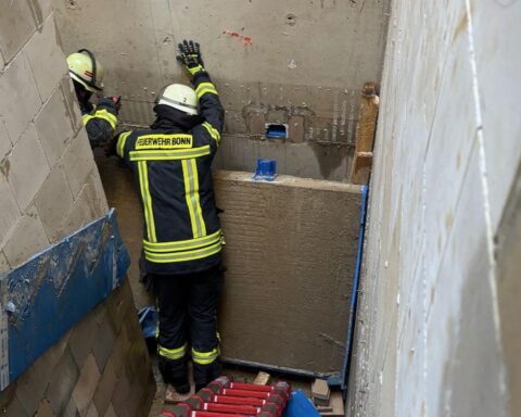 Feuerwehr rettet Bauarbeiter unter eingestürzter Betontreppe in Bonn-Beuel, Treppe wird angehoben.