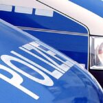 Feuerwehr im Einsatz, Polizei vor Wohnhaus, Rauchentwicklung, Rettung einer Seniorin nach Brand.