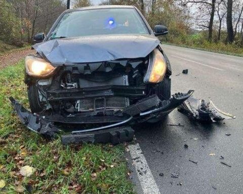 Zwei beschädigte Autos nach Auffahrunfall, Polizei vor Ort, leicht verletzte Fahrerinnen.