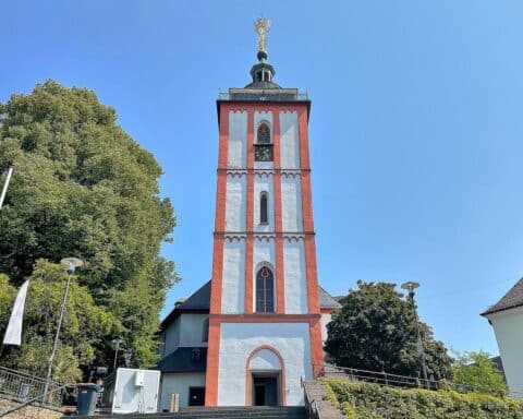 Zwei Verkehrsunfälle mit Fußgängerinnen in Siegen; Verletzungen durch Autos auf Gehwegen.