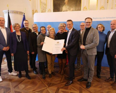 Zwei Auszeichnungen für Integration im Landkreis Neu-Ulm, Helferkreis und Sprachkurse geehrt.