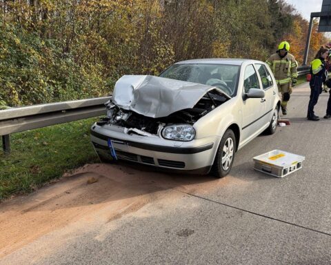 Zwei Unfälle auf Autobahn, Feuerwehr und Rettungsdienste im Einsatz, Verletzte werden transportiert.