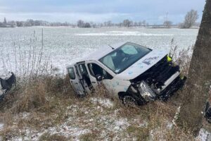 Verkehrsunfälle in Wilhelmshaven: verletzte Personen, beschädigte Fahrzeuge, winterliche Straßenverhältnisse.