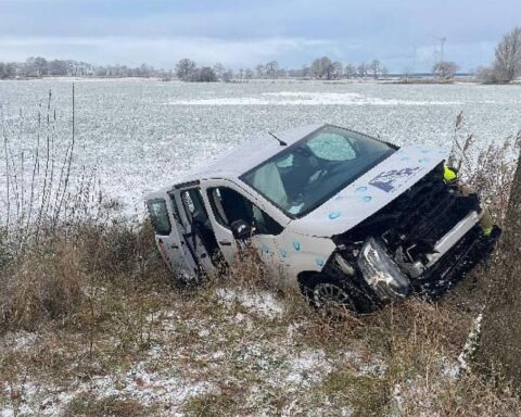 Verkehrsunfälle in Wilhelmshaven: verletzte Personen, beschädigte Fahrzeuge, winterliche Straßenverhältnisse.