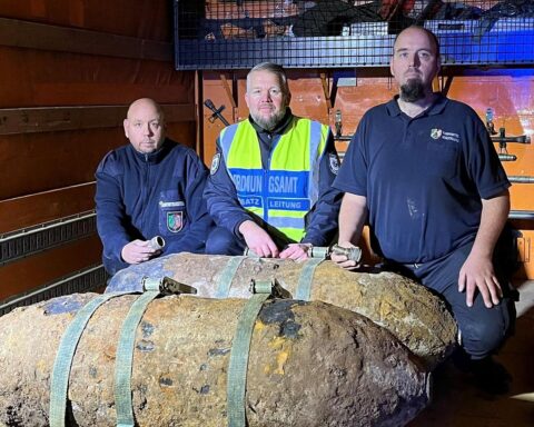 Drei Männer im Gespräch, während des Bombenentschärfungs-Einsatzes in Köln-Gremberghoven angesichts der Situation.