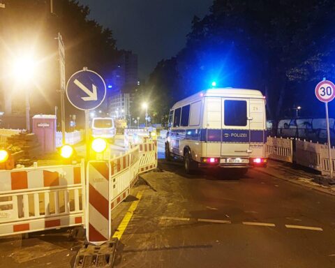Absperrung mit Warnhinweisen, während Bombenentschärfung im Kölner Stadtteil Gremberghoven vorbereitet wird.