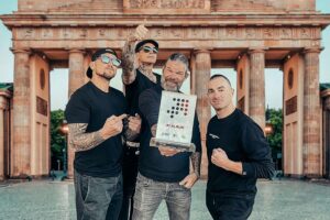 Frei Wild erhält "Nummer 1 Award" für Platz eins der deutschen Album-Charts.