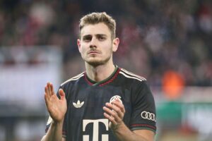 Bayern München jubelt über 4:0-Sieg gegen Heidenheim; Stanisic, Olise, Diaz und Kane trafen.
