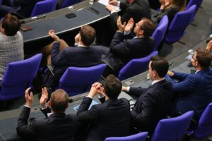 Bundestagsabgeordnete während der Abstimmung zum Rentenpaket, politische Diskussion und Entscheidungsfindung.
