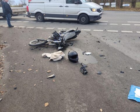 Motorradunfall: 16-Jähriger verletzt, Feuerwehr und Polizei im Einsatz auf Bundesstraße 3.