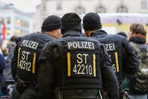 Polizisten im Einsatz, Sicherheitsmaßnahmen, Diskussion um erweiterte Befugnisse, Schutz der Gesellschaft.