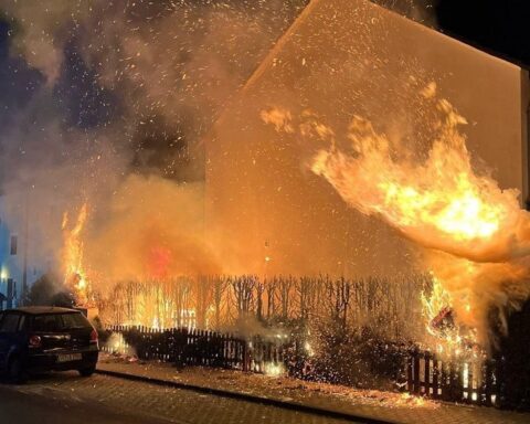 Abgebrannte Hecke in Soest, Feuerwehr im Einsatz, Schaden durch Brand, Polizei ermittelt.