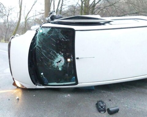 Ein beschädigter Kleinwagen liegt auf der Seite an der L97 nach einem Unfall.