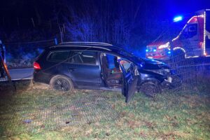 Auto gegen Zaun prallt, Straßenlaterne beschädigt, Unfall in Marienheide-Kotthausen, Fahrer leicht verletzt.