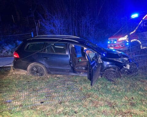 Auto gegen Zaun prallt, Straßenlaterne beschädigt, Unfall in Marienheide-Kotthausen, Fahrer leicht verletzt.