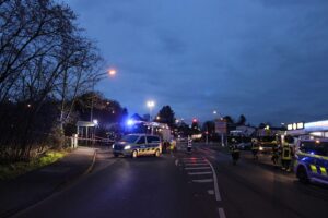 Unfallfahrzeug in Garten, Notärzte helfen, Absperrung, traurige Atmosphäre, Unfallstelle in Leichlingen.