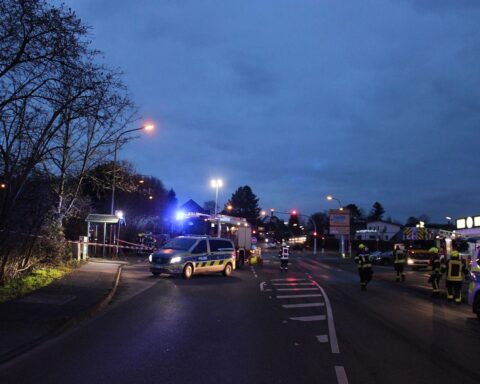 Unfallfahrzeug in Garten, Notärzte helfen, Absperrung, traurige Atmosphäre, Unfallstelle in Leichlingen.