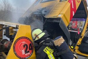 Brennender Abschleppwagen auf Autobahn 2, Feuerwehr im Einsatz, keine Verletzten, Ermittlungen laufen.