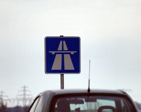 Stau auf der Autobahn mit mehreren Fahrzeugen nach Unfall bei Memmingen, keine Verletzten.