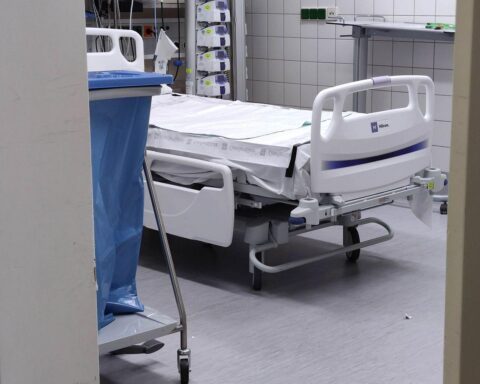 Ärzte diskutieren ethische Fragen zur Sterbehilfe – Krankenhausumgebung mit nachdenklichen Fachleuten.