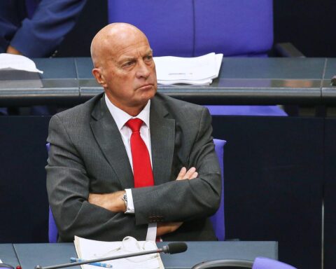 Rüdiger Lucassen in kontroverser Diskussion über innerparteiliche Kritik in der AfD-Bundestagsfraktion.