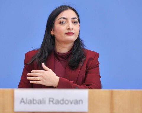 Reem Alabali Radovan diskutiert Wiederaufbauaufträge für deutsche Unternehmen in der Ukraine.