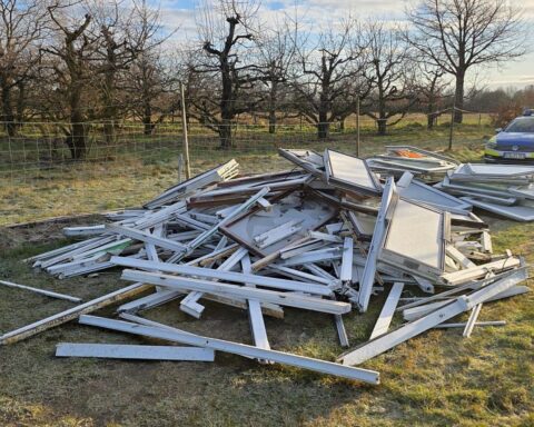 Illegal entsorgte Fenster auf Wiese, Polizei ermittelt, Zeugen gesucht.