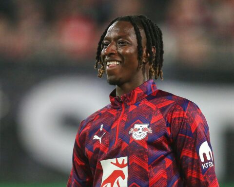 Amadou Haidara in RB Leipzig-Trikot, symbolisiert seinen Abschied und Wechsel zu RC Lens.