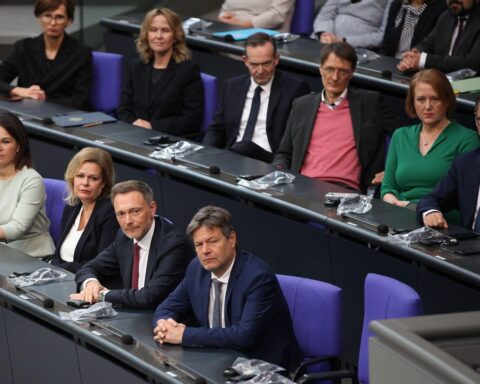 Bundesregierung diskutiert enttäuschte Beraterausgaben und Transparenz in politischer Einflussnahme.