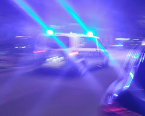 Polizeiauto auf Einsatzfahrt, symbolisiert Schutz und Gesetzeshärte gegen Angriffe auf Einsatzkräfte.