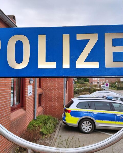 Ein Mann überweist Geld, Opfer von Anlagebetrug, Polizei ermittelt, Vorsicht empfohlen.