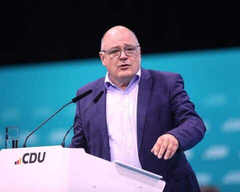 Steffen Kampeter warnt vor Gefahren der EU-Richtlinie für Tarifautonomie in Deutschland.