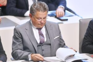 Andreas Philippi, niedersächsischer Arbeitsminister, spricht zur Mindestlohnerhöhung und Tarifbindung.