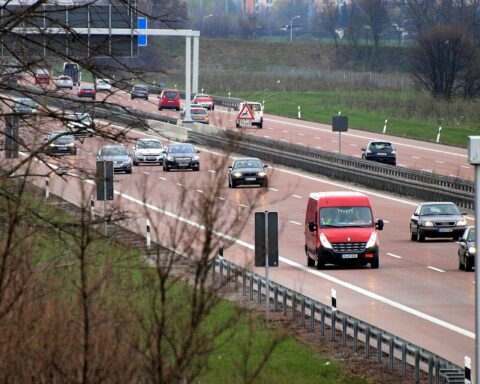 Auffahrunfall auf Autobahn 6, verletzte Person, Polizei und Rettungskräfte im Einsatz.