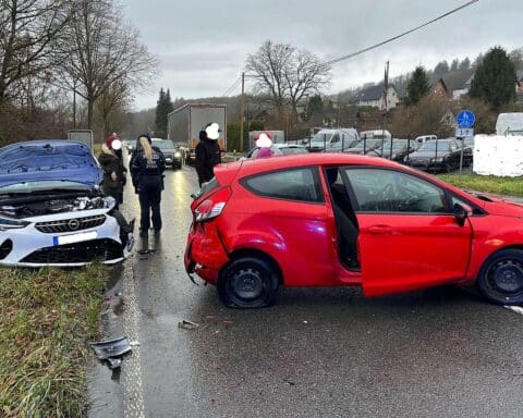 Auffahrunfall auf B478: Zwei Autos beschädigt, eine Frau leicht verletzt. Polizei ermittelt.