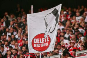 Fans des VfB Stuttgart und Bayern München in hitziger Auseinandersetzung am Bahnhof Esslingen.