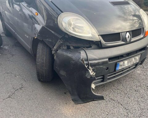 Verkehrsunfall zwischen Ford und Renault, Frau leicht verletzt, Polizeieinsatz vor Ort.