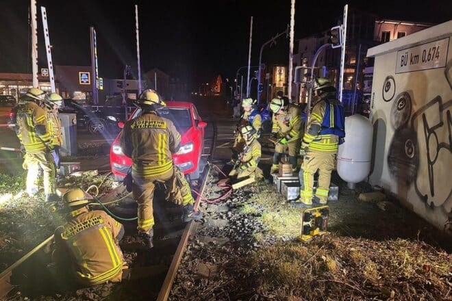Auto landet auf Gleisen in Weinheim und legt Bahnverkehr lahm