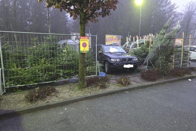 Autofahrer fährt in Weihnachtsbaumstand in Clausthal-Zellerfeld