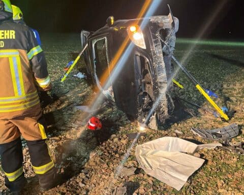 Rettungskräfte befreien verletzten Autofahrer aus beschädigtem Fahrzeug im Gleisbett. Unfallort Coesfeld.