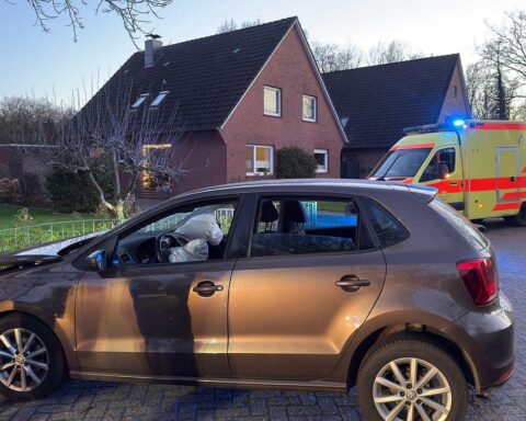 Autounfall mit Baum, Einsatzkräfte helfen am Wohngebiet, verletzt, Fahrzeug beschädigt, Einsatz läuft.