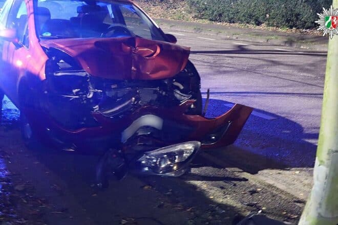 Autofahrerin nach Zusammenstoß mit Laterne in Oberhausen verletzt